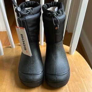 Brand New w/box BOGS Kids Black Boots Size 2